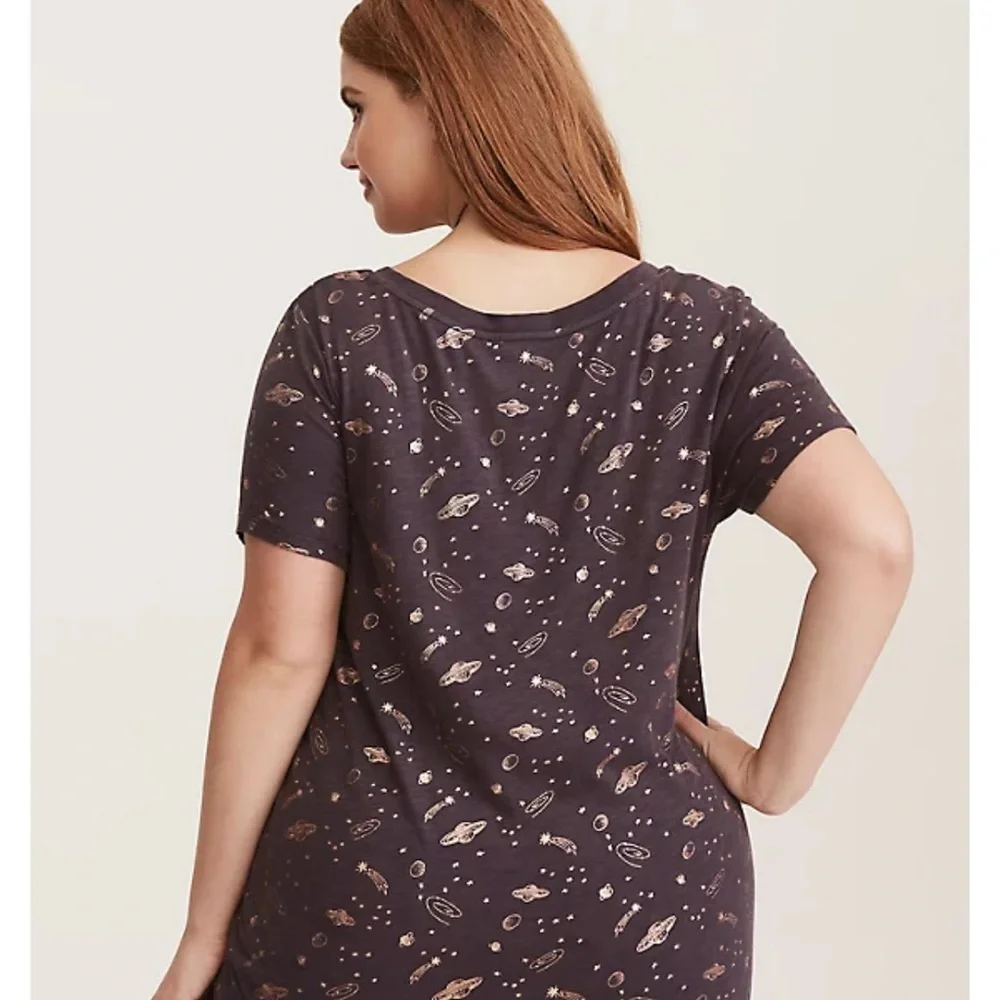 Torrid metallic galaxy print v neck pocket tee - Picture 2 of 6
